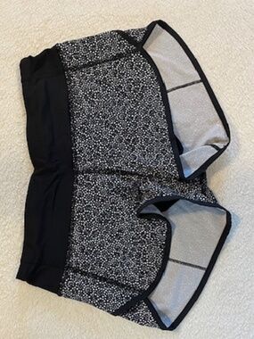 LULULEMON speed short 4 - way stretch 2.5"  - Freckle Flower Black White / Black
